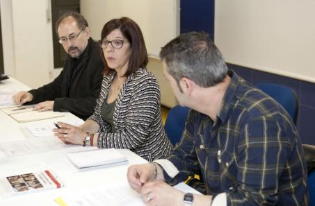 En el centro, Zutoia Toral, presidenta de la RTN-NAS, acompañada de Pello Gurbindo, secretario, y Víctor Iriarte, secretario técnico.